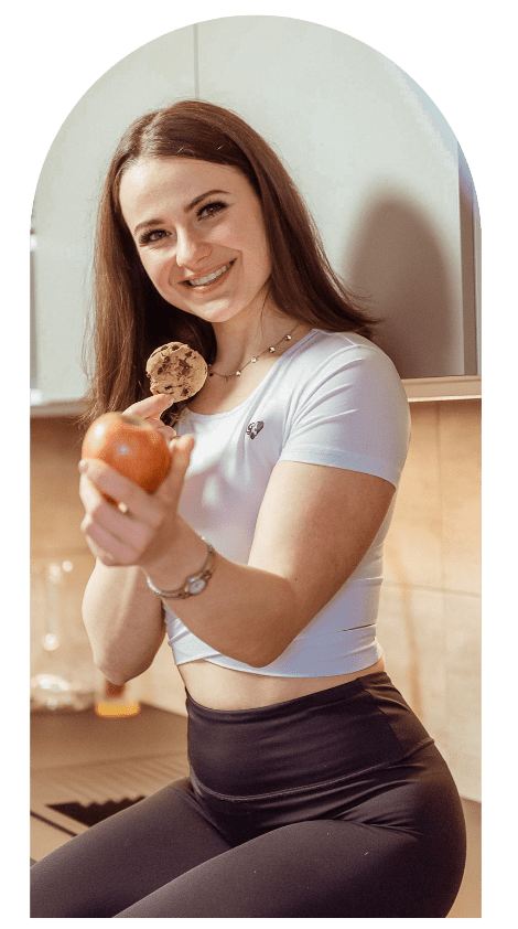 Lina mit Süßigkeiten und einem Apfel - Ernährungsberatung, Fitnesstrainerin, Expertin für Essstörungen und Essverhalten, Bodybuilding und Fitness Coaching
