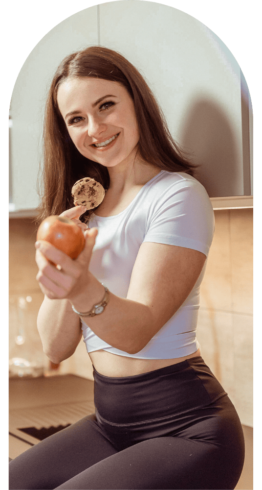 Lina mit Süßigkeiten und einem Apfel IN DER KÜCHE - Essstörung frei